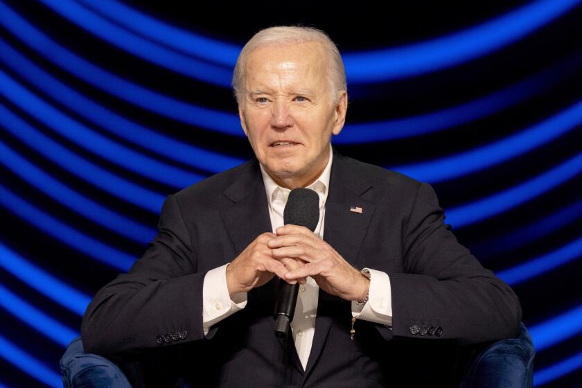 ARCHIVO - El presidente Joe Biden está sentado durante un acto de campa?a con el expresidente Barack Obama, el 15 de junio de 2024, en Los ?ngeles. (AP Foto/Alex Brandon, Archivo)