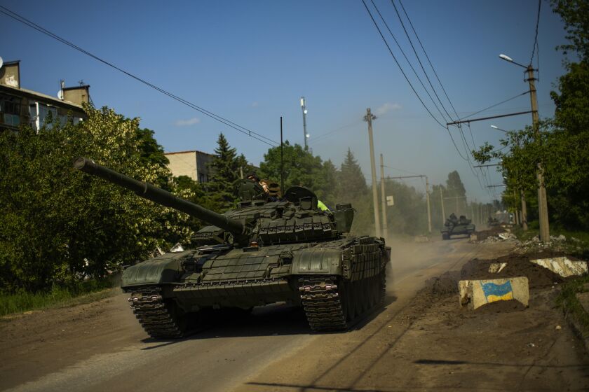 Archivo - Tanques ucranianos avanzan en la región de Donetsk, en el este de Ucrania, el lunes 30 de mayo de 2022. (AP Foto/Francisco Seco, Archivo)