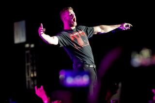 ARCHIVO - Dan Reynolds de Imagine Dragons durante su concierto en el segundo día del festival Corona Capital en la Ciudad de México el 18 de noviembre de 2018. Imagine Dragons lanzará su álbum "Loom" el 28 de junio. (Foto AP/Eduardo Verdugo, archivo)