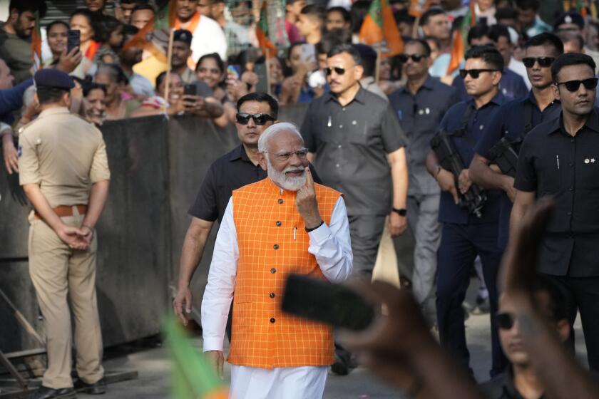 El primer ministro indio, Narendra Modi, muestra la tinta indeleble en su dedo índice tras votar en la tercera ronda de las elecciones generales en Ahmedabad, Gujarat, India, el martes 7 de mayo de 2024. (AP Foto/Ajit Solanki)