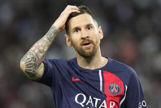 En foto del sábado 3 de junio del 2023, Lionel Messi del Paris Saint-Germain reacciona durante el encuentro de la liga francesa ante el Clermont. (AP Foto/Michel Euler)