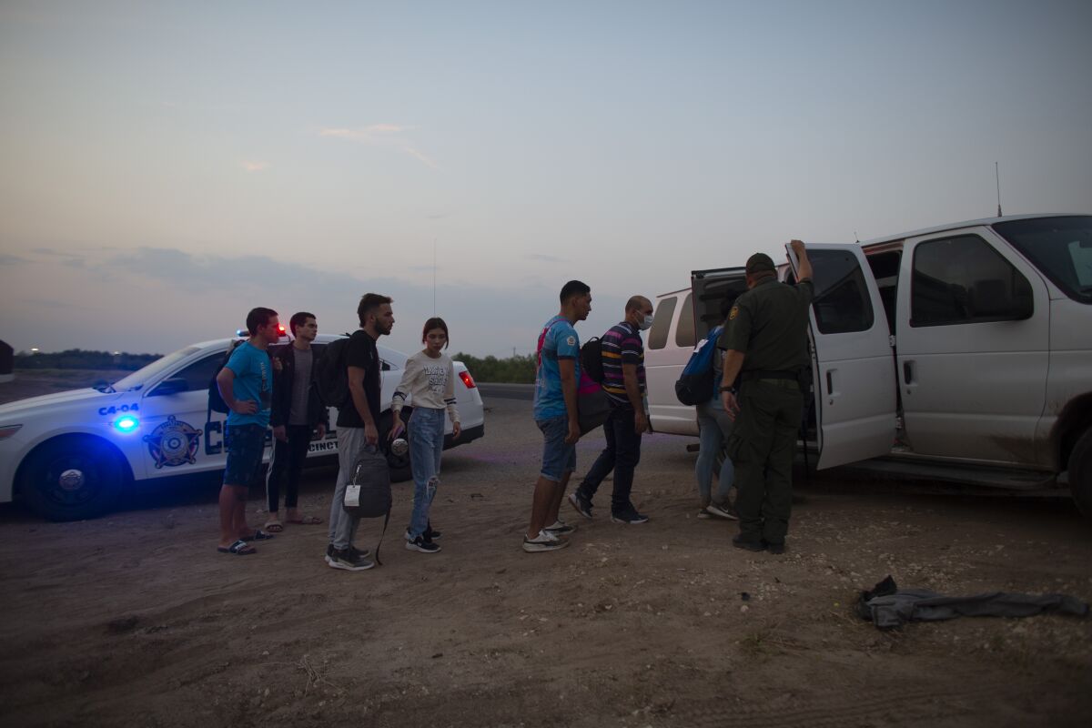 Migrantes que habían cruzado el río Bravo (o Grande) hacia Estados Unidos son trasladados