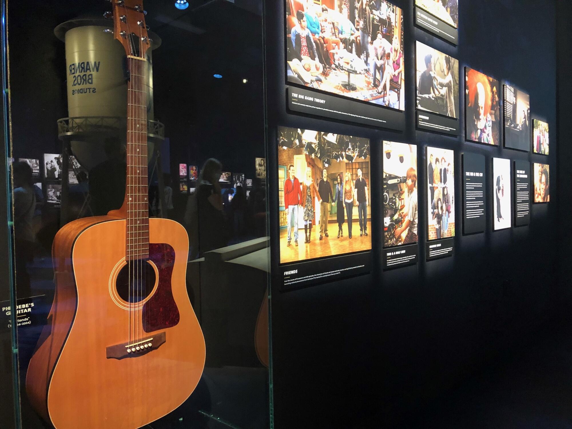 La guitarra de Phoebe del sitcom Friends forma parte la exhibición.