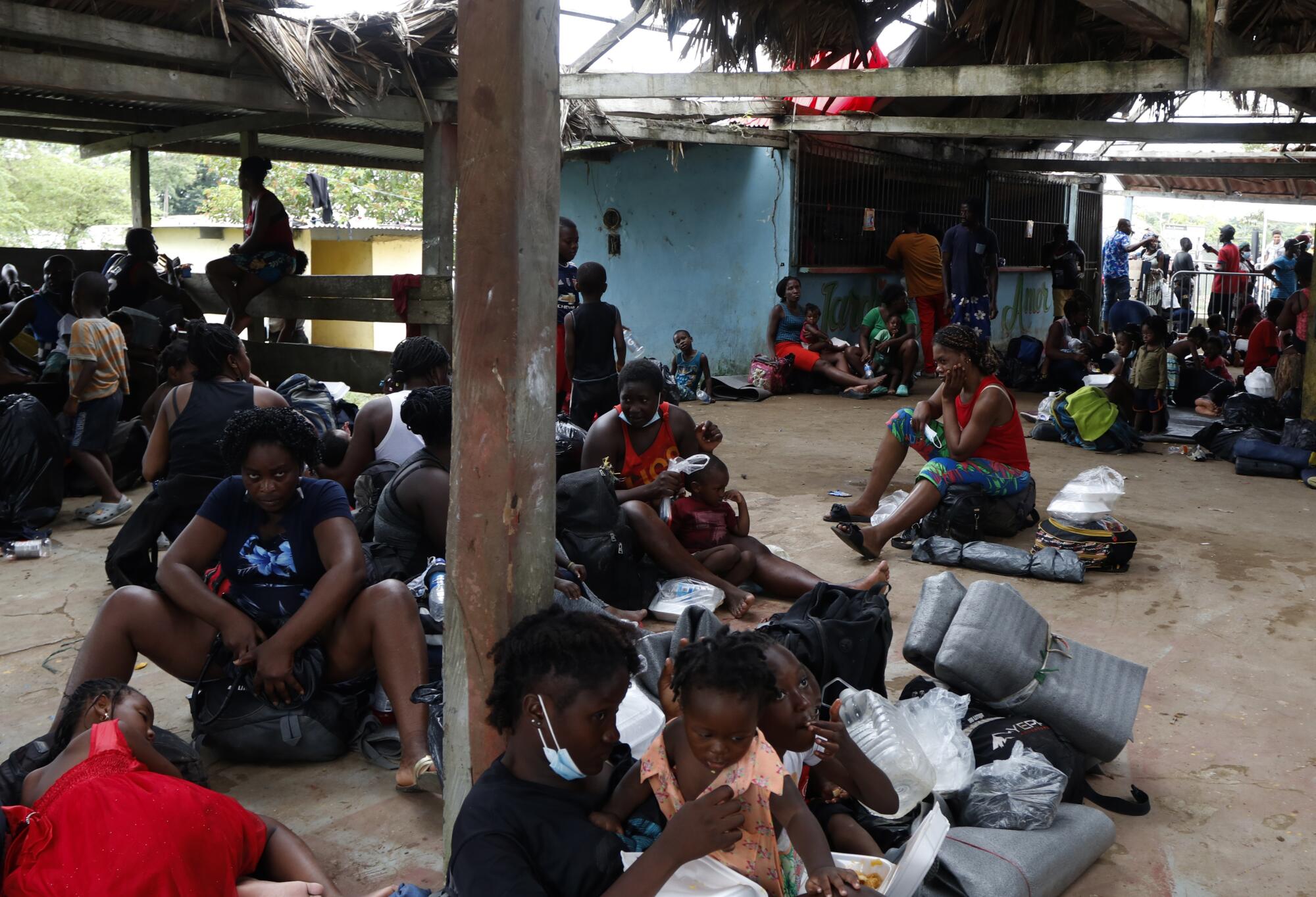 Migrantes descansan en un centro de recepción temporal en Lajas Blancas, Darién, Panamá, el sábado 23 de octubre de 2021. 