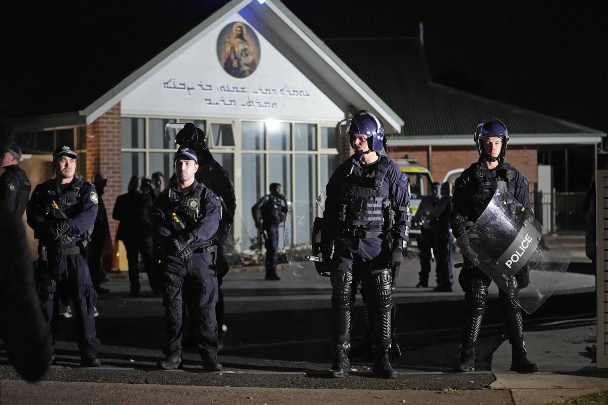 Policías hacen guardia frente a la iglesia ortodoxa asiria en Sydney, Australia,