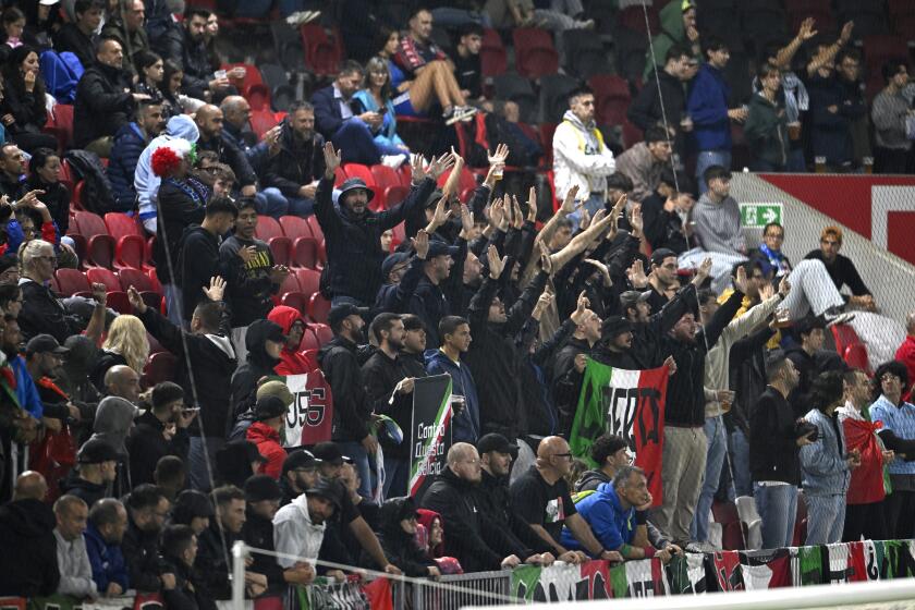 Aficionados italianos alientan a su equipo durante el encuentro de la Liga de Naciones ante Israel en Budapest, Hungría el lunes 9 de septiembre del 2024. (AP Foto/Denes Erdos)