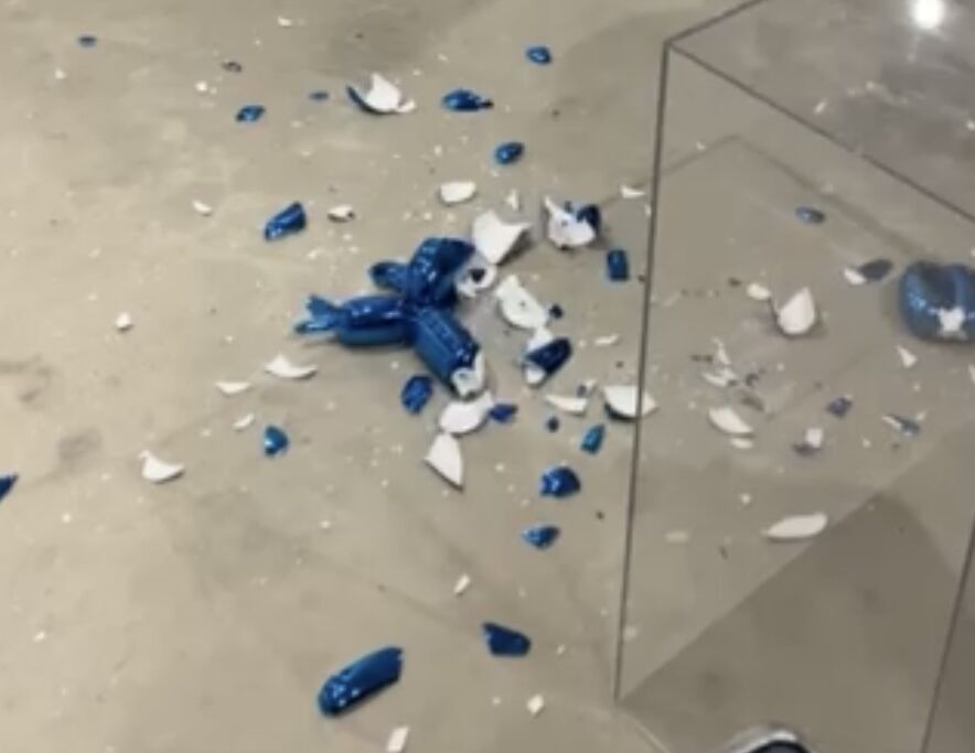 Jeff Koons' 'Balloon Dog (Blue)' shattered. Art collectors are fighting for the shards