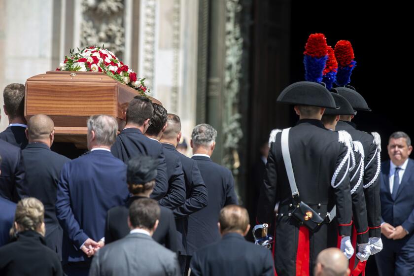Familiares y gente cercana acompaña el ataúd del primer ministro italiano, Silvio Berlusconi, durante su funeral de Estado en la catedral de Milán, Italia, el 14 de junio de 2023. (Claudio Furlan/LaPresse vía AP)