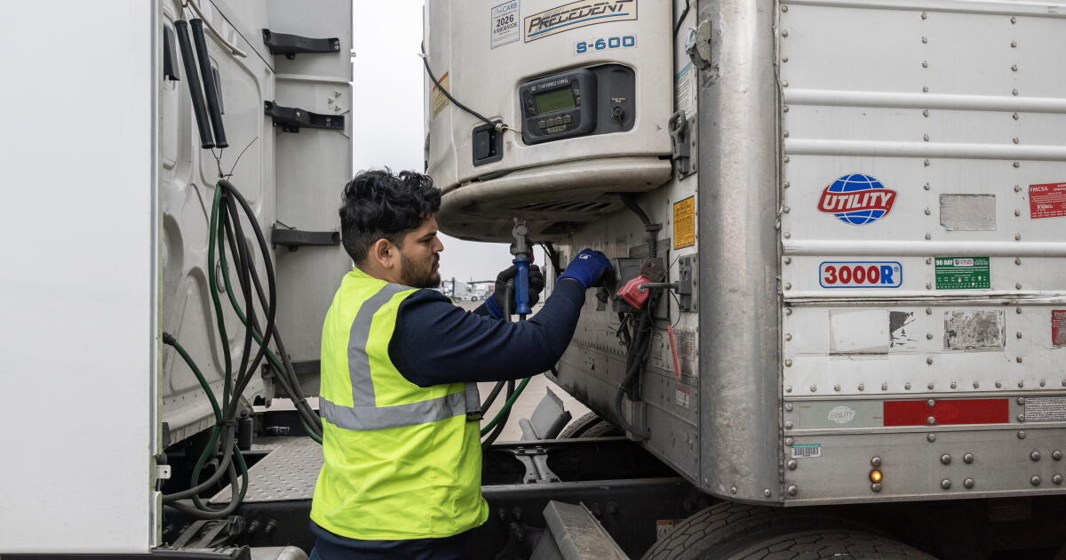 Photo: Los Angeles Times BAKERSFIELD, CA - NOVEMBER 29: Truck driver Rahul Narwal prepares for a delivery at Roadies Inc, in Bakersfield, CA on