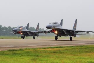 En esta imagen de archivo sin fecha, distribuida el 6 de agosto de 2016 por la agencia noticiosa china Xinhua, dos aviones de combate Su-30 chinos despegan de una base no especificada para patrullar el Mar de la China Meridional. (Jin Danhua/Xinhua vía AP, archivo)