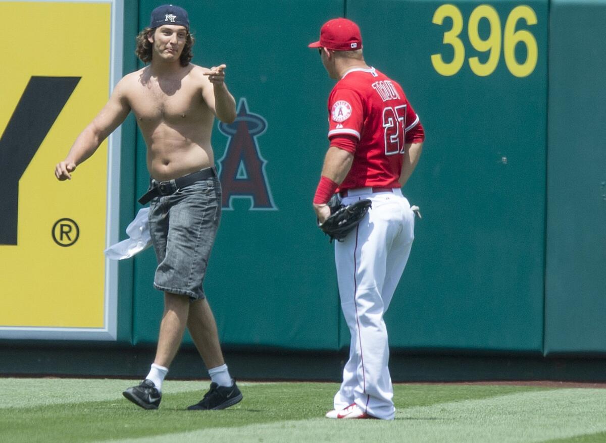 Un hombre invadió el campo en el séptimo inning.