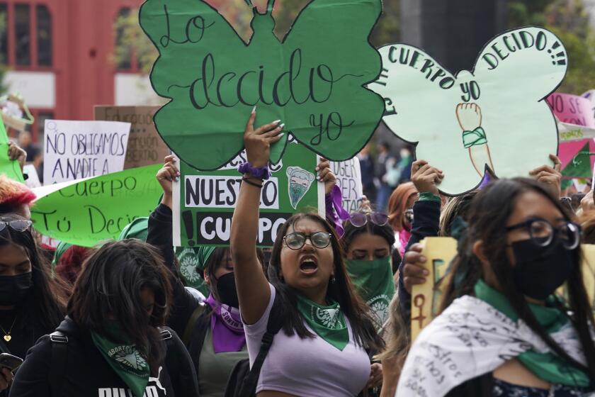 ARCHIVO - Una mujer sostiene un cartel en defensa del aborto mientras participa en una marcha en reclamo del aborto legal, gratuito y seguro para todas las mujeres en conmemoración del Día Internacional del Aborto Seguro, en Ciudad de México, el 28 de septiembre de 2022. La Suprema Corte de México despenalizó el miércoles 6 de septiembre de 2023 el aborto a nivel nacional. (AP Foto/Marco Ugarte, Archivo)