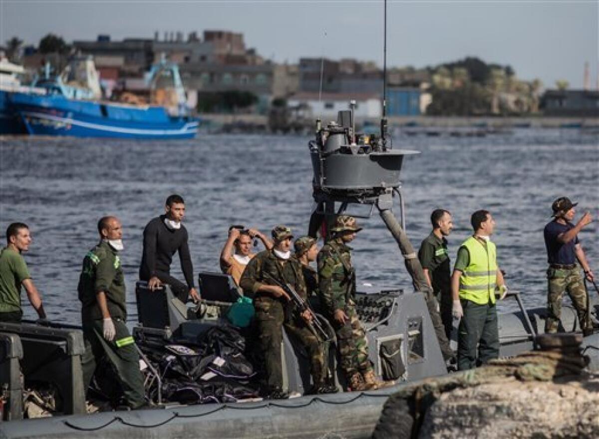 La guardia costera de Egipto y socorristas llevan a la costa cadáveres de migrantes luego que un barco que se diriía a Europa se fue a pique junto a la costa del mediterráneo en Rosetta, Egipto, el jueves, 22 de septiembre del 2016. Sobrevivientes, algunos de ellos esposados a camas de hospitales, narraron haber visto a mujeres y niños ahogarse, al tiempo que las autoridades egipcias dijeron que habían hallado 51 cadáveres y grupos no gubernamentales estimaron que más de 100 personas seguían desaparecidas en el mar.