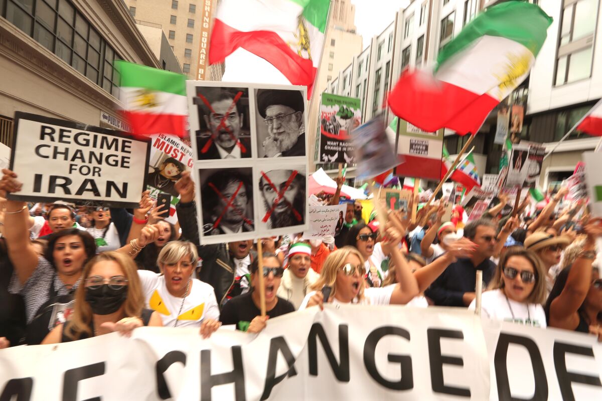 Binlerce İranlı Amerikalı ve diğerleri, 22 Ekim'de Los Angeles şehir merkezinde İran için düzenlenen bir özgürlük mitinginde yürüyor.