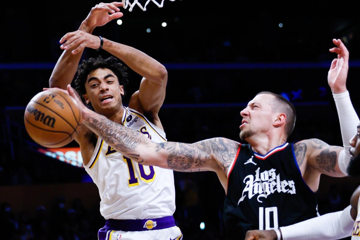 Lakers'ın guardı Max Christie (solda) ve Clippers'ın pivotu Daniel Theis Pazar günü ilk yarıda ribaund için mücadele ediyor.