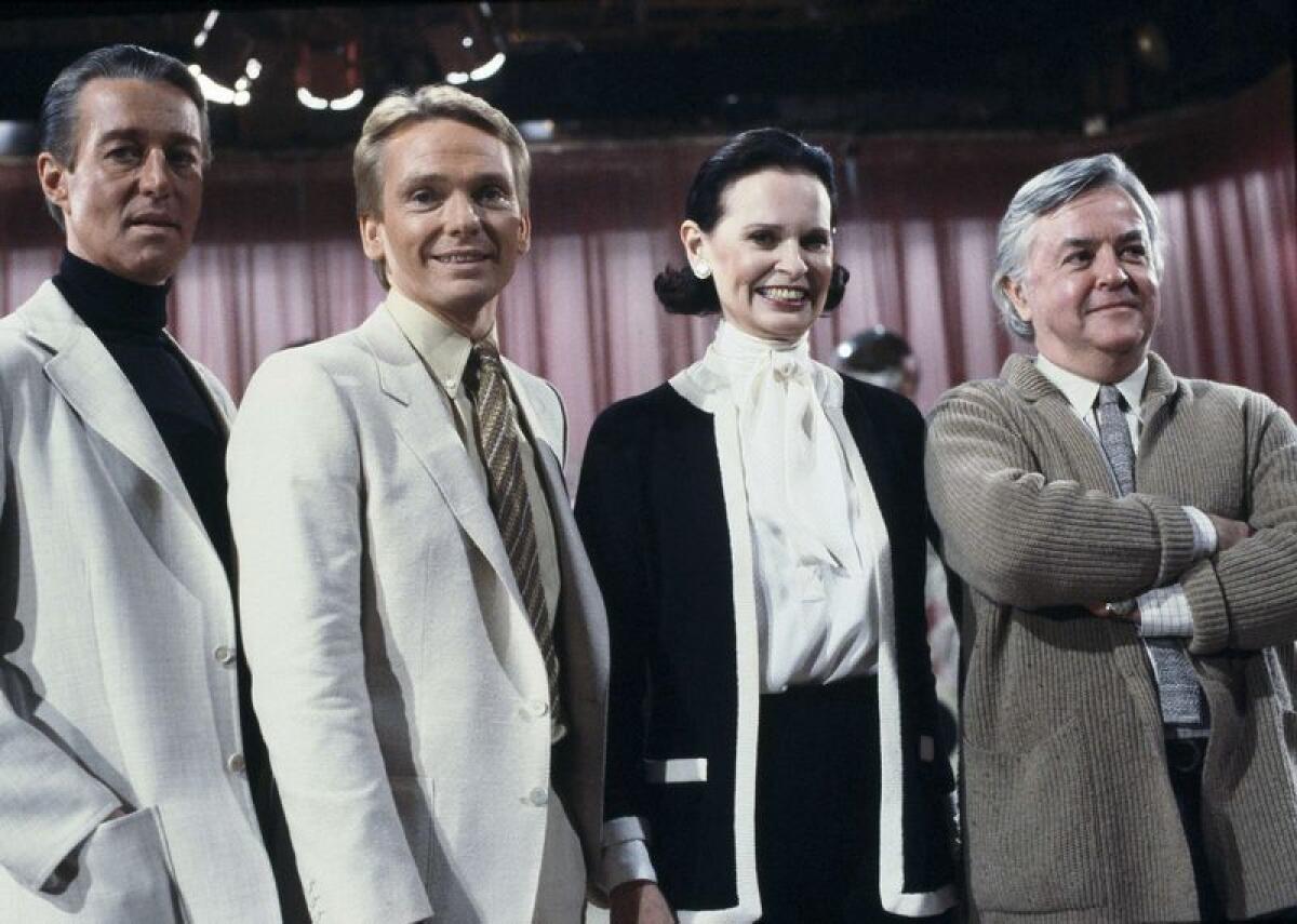En esta foto de archivo, los diseñadores de moda David Halston (desde la izquierda), Bob Mackie, Gloria Vanderbilt y Geoffrey Beene posan en el plató de "Love Boat”, en el estudio Warner Bros. en Los Ángeles.