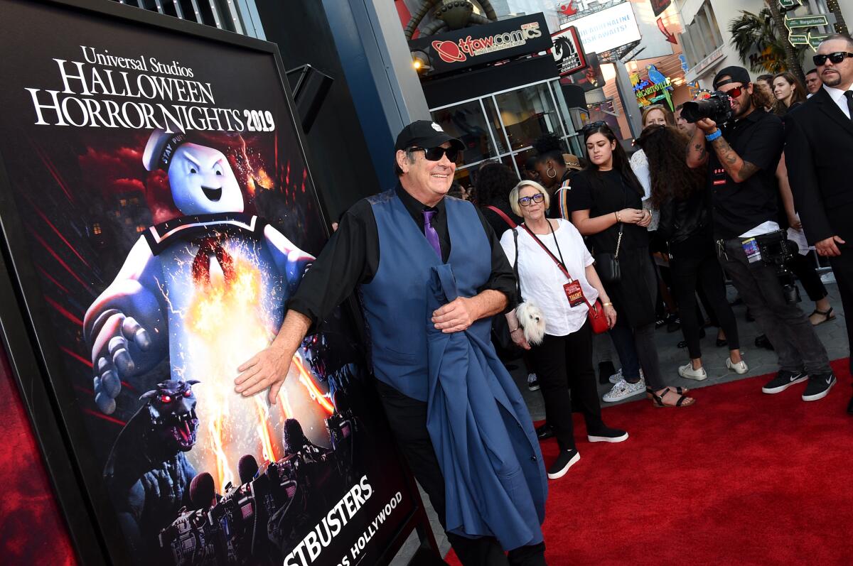 El actor Dan Aykroyd llega a la apertura de Halloween Horror Nights en Universal Studios Hollywood.