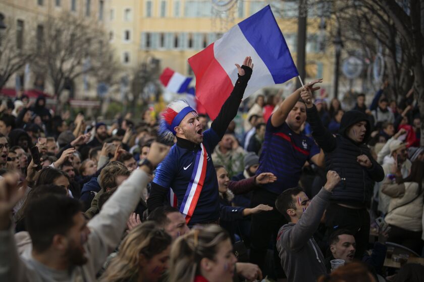 Aficionados entonan el himno nacional francés antes del inicio de la final del Mundial ante Francia y Argentina, en Marsella, Francia, el domingo 18 de diciembre de 2022. (AP Foto/Daniel Cole)