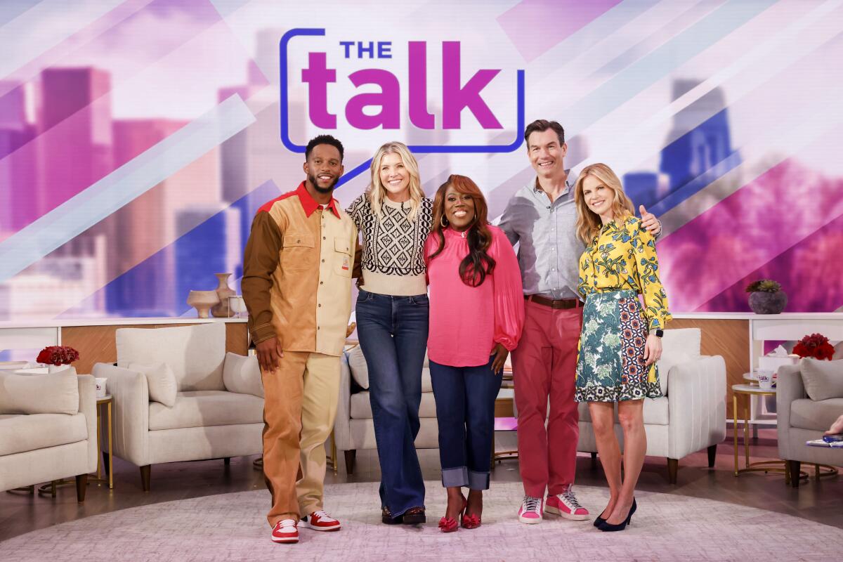 Victor Cruz, Amanda Kloots, Sheryl Underwood, Jerry OConnell and Natalie Morales pose for a photo on the set of 'The Talk.'