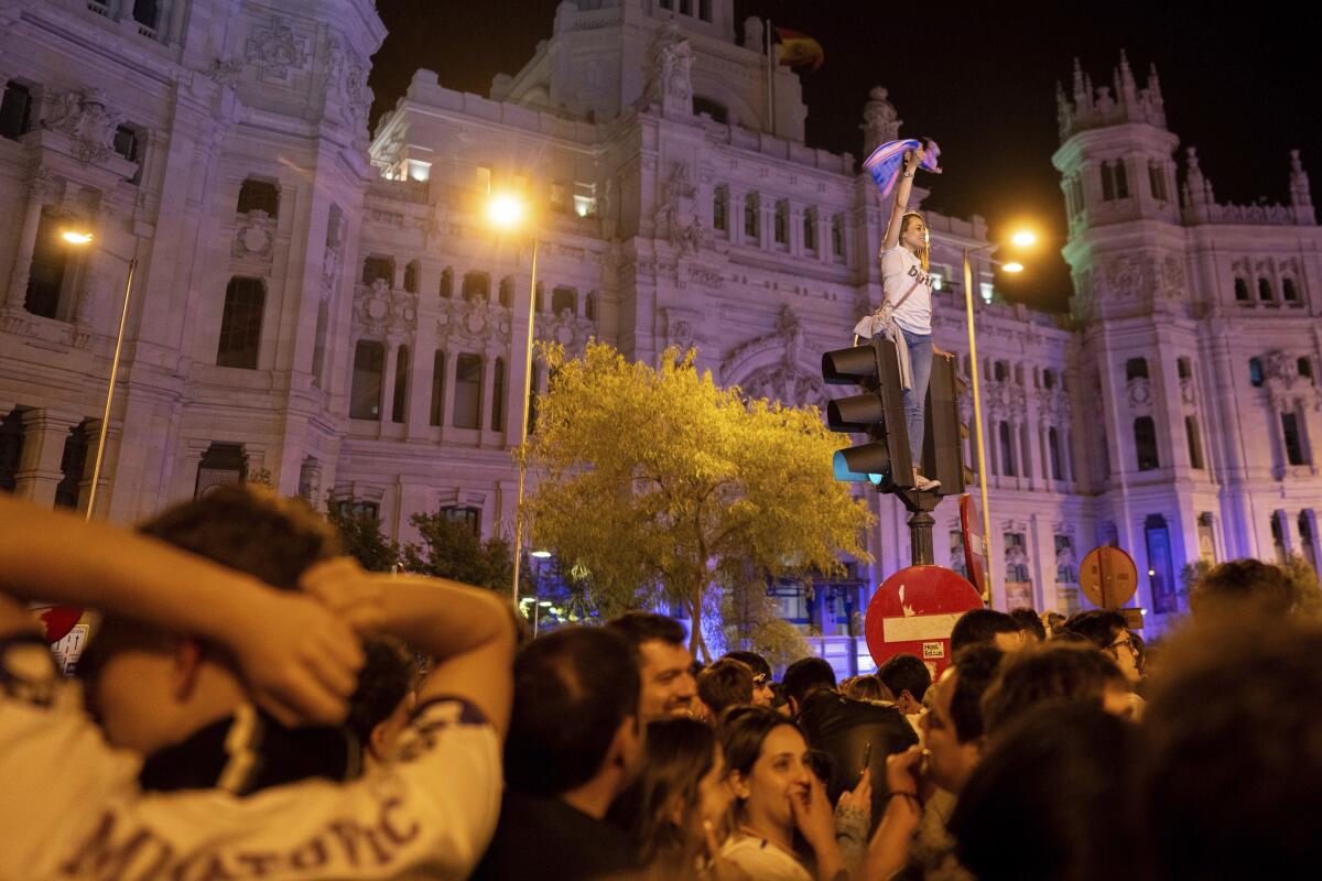 Fanáticos del Real Madrid celebran en Plaza de Cibeles, en Madrid, España, luego que el 