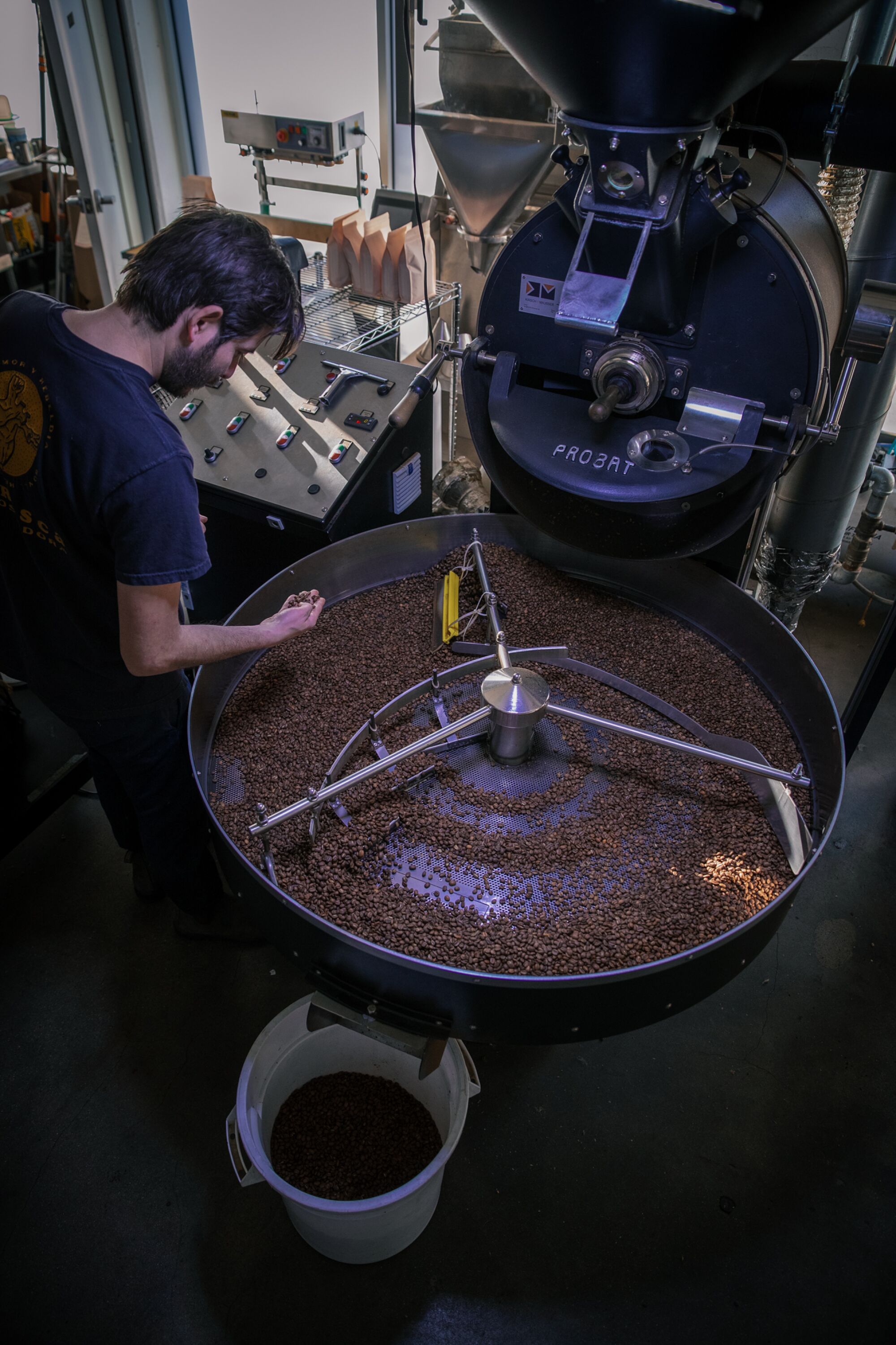 Picaresca'nın ortak sahibi Leonardo Abularach, kahve çekirdeklerini Los Angeles'taki Cognoscenti Coffee'de kavururken inceliyor.