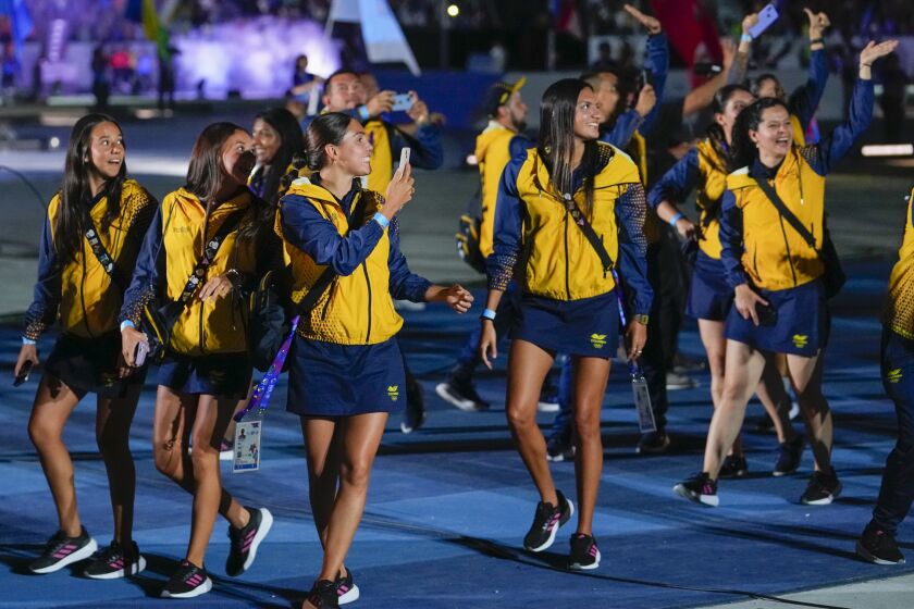 Deportistas colombianos desfilan en la ceremonia inaugural de los Juegos Centroamericanos y del Caribe, el viernes 23 de junio de 2023, en San Salvador (AP Foto/Arnulfo Franco)