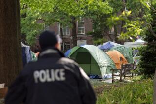 Un agente de la policía de la Universidad George Washington supervisa la zona en la que los estudiantes mantienen una protesta propalestina por la guerra entre Israel y Hamás, el 26 de abril de 2024, en Washington. (AP Foto/Jose Luis Magana)