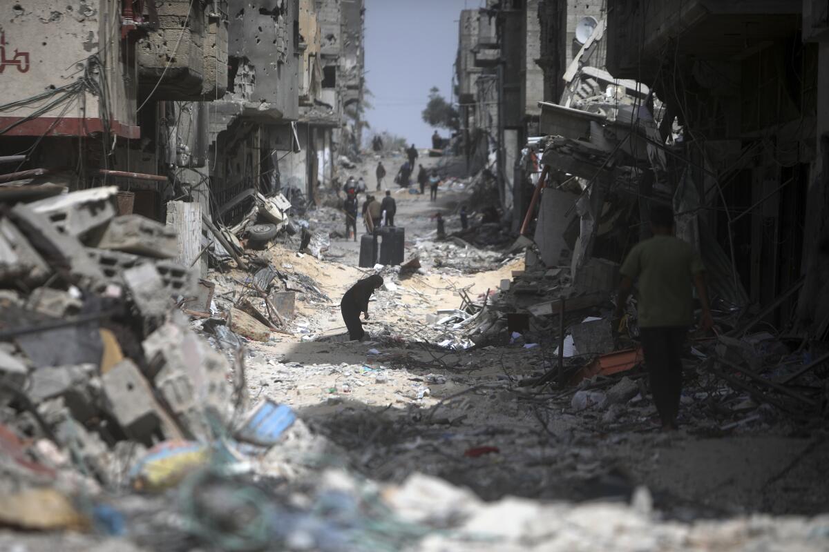 Palestinos visitan sus viviendas destruidas luego de la salida de las tropas israelíes de Jan Yunis