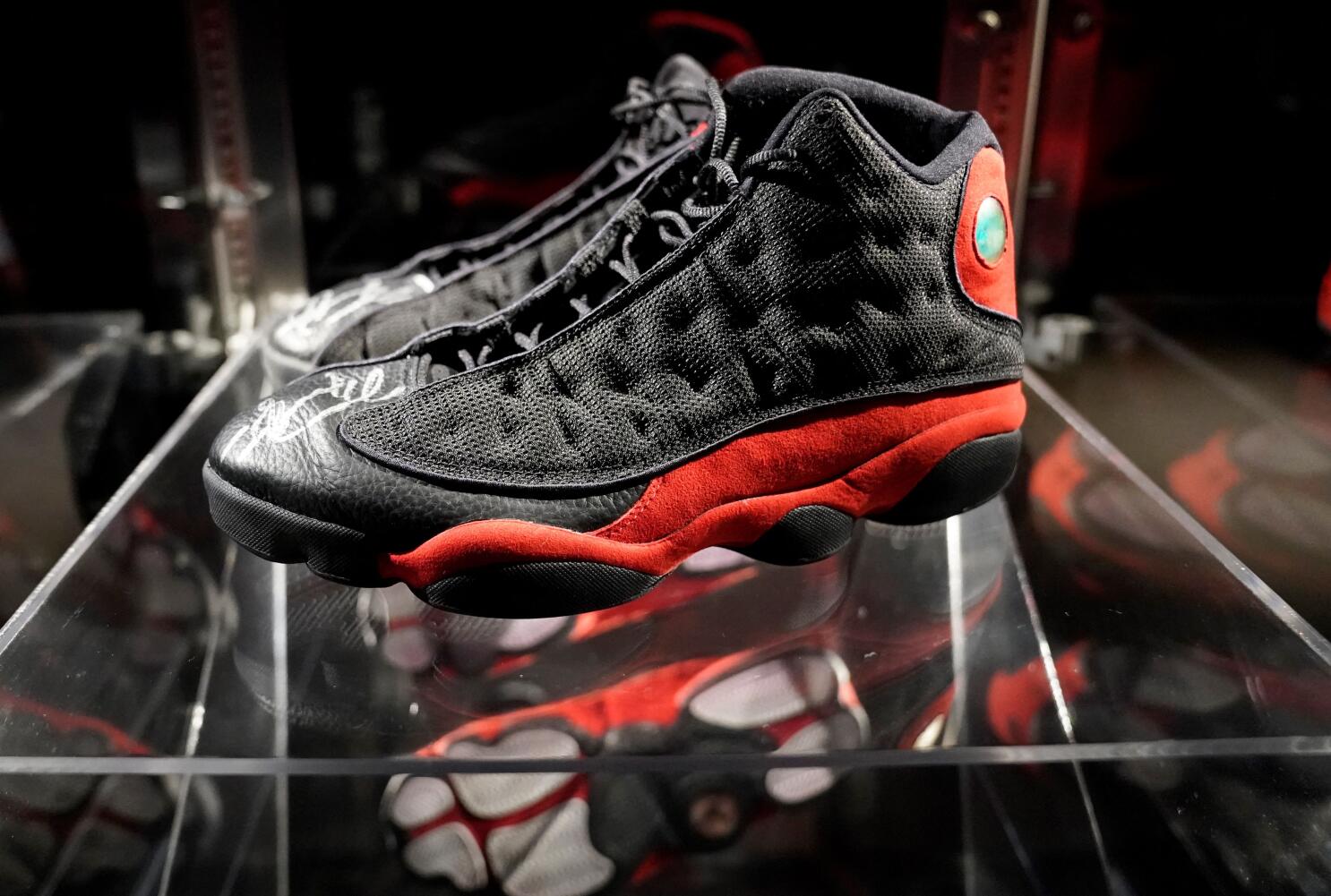 Opmærksom bryst Springe Michael Jordan sneakers sell for record $2.2 million - Los Angeles Times