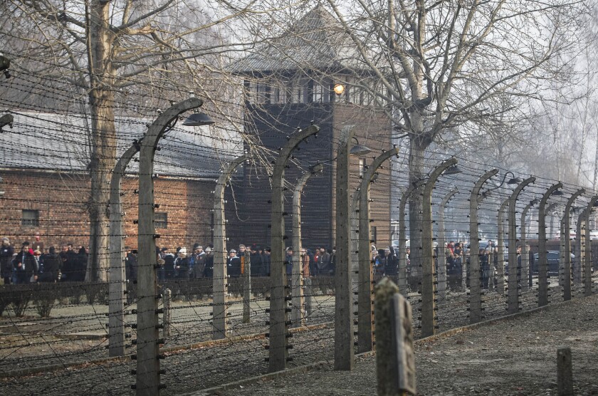 En esta imagen de archivo, un grupo de personas llegan al antiguo campo de concentración de Auschwitz-Birkenau, donde los soldados de la Alemania Nazi mataron a más de 1,1 millones de personas, en Oswiecim, Polonia, el 27 de enero de 2020. (AP Foto/Czarek Sokolowski, archivo)
