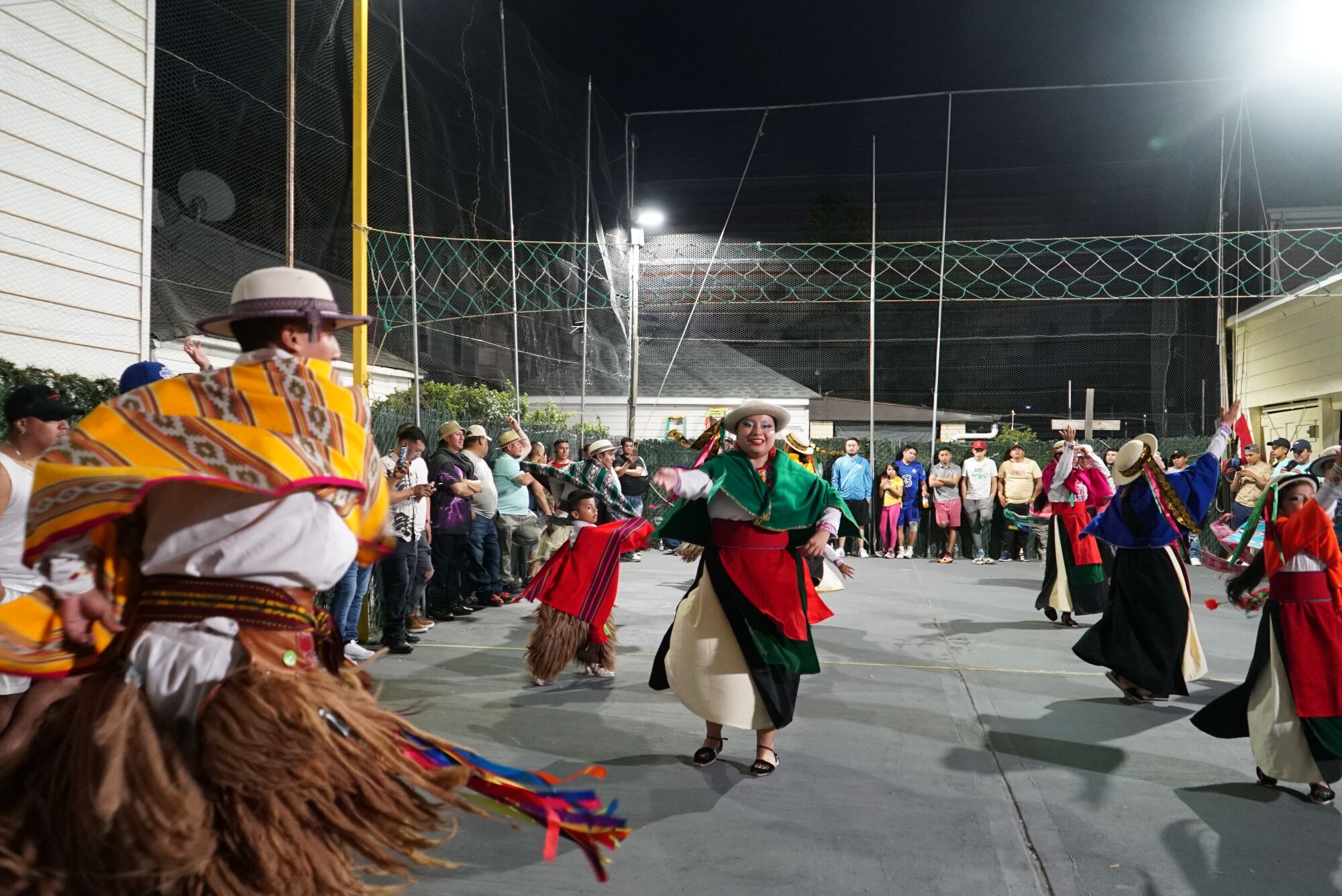 Танцоры Андского фольклора Нью-Йорка исполняют народный танец, известный как охота на оленей.