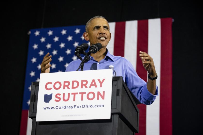 El ex presidente Barack Obama habla durante una manifestación de campaña para el candidato a gobernador de Ohio Richard Cordray en el CMSD East Professional Center Gymnasium el 13 de septiembre de 2018 en Cleveland, Ohio. Cordray, quien sirvió bajo Obama como director de la Oficina de Protección Financiera del Consumidor, es uno de los primeros candidatos por los que Obama está haciendo campaña.