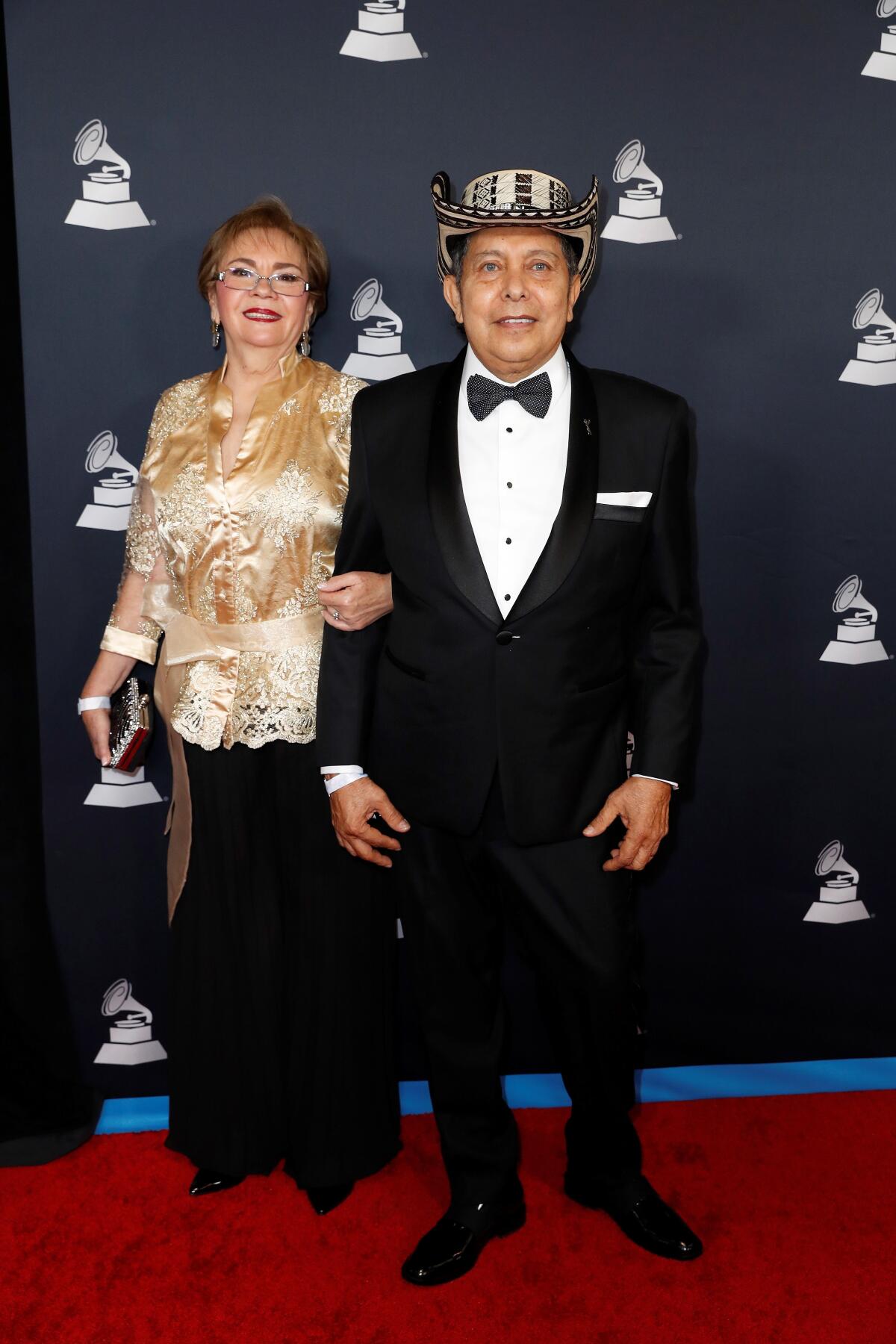 Egidio Cuadrado y su esposa caminan por la alfombra de la gala 