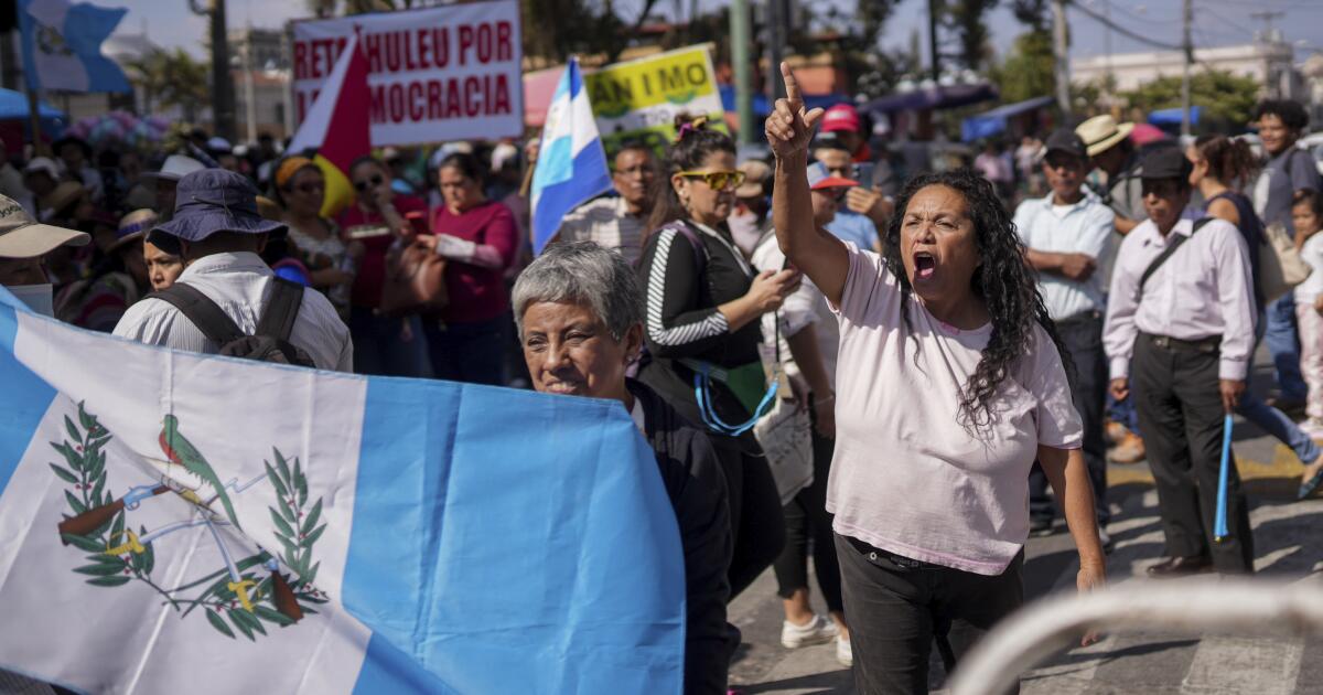 Guatemaltecos enojados por retraso en toma de posesión de presidente electo por disputas en el Congreso