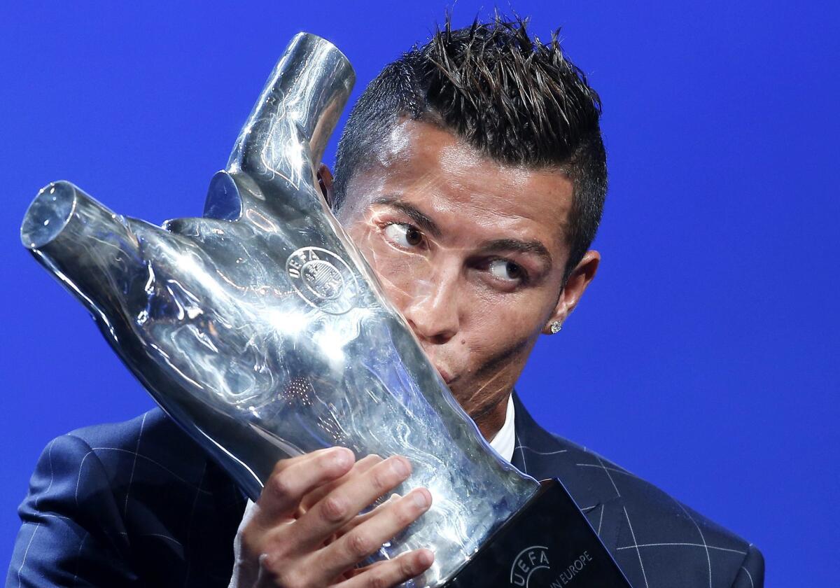 Cristiano Ronaldo con el trofeo que le acredita como el mejor jugador de la UEFA en la temporada 2015-16 durante el sorteo de la fase de grupos de la Liga de Campeones que se celebra en el Forum Grimaldi de Mónaco.