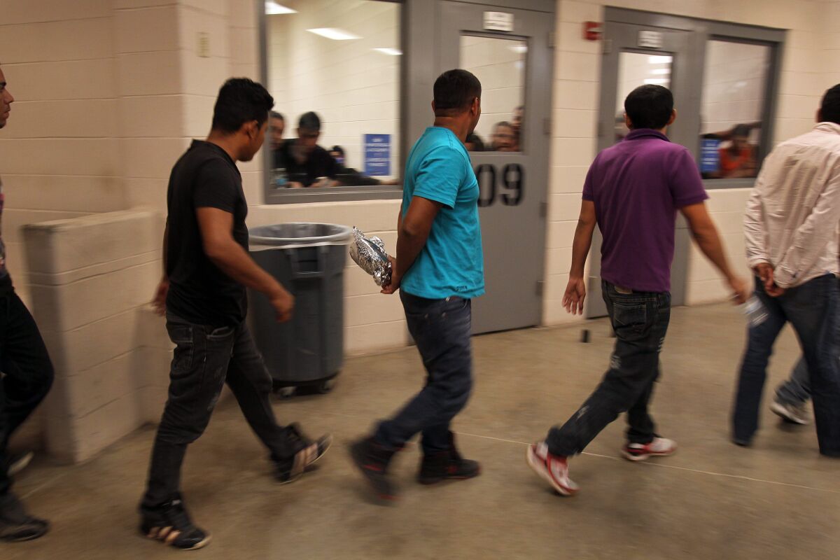 Detienen a 17 migrantes que lograron llegar por mar a costa de Los Ángeles