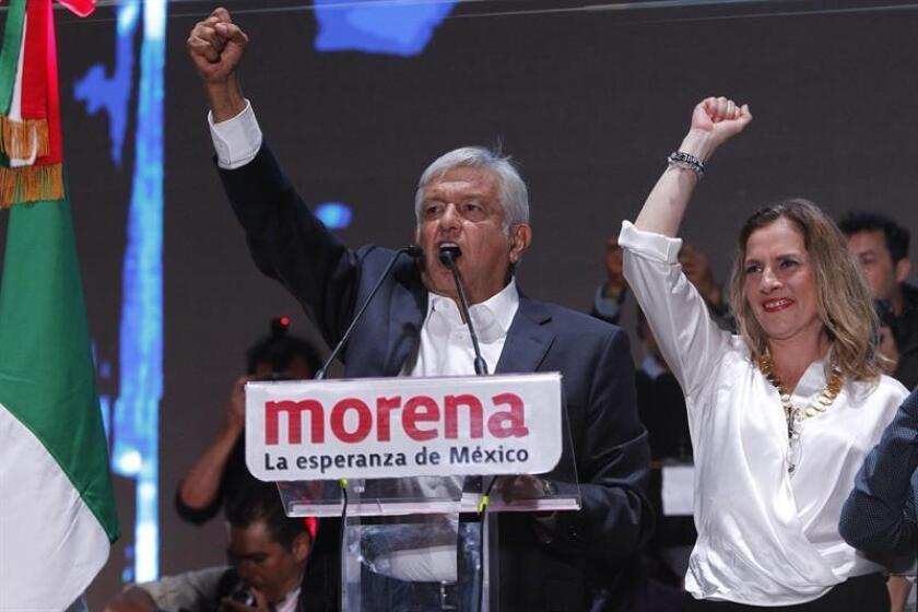 Vista del candidato izquierdista Andrés Manuel López Obrador y su esposa Beatriz Gutiérrez Müller, durante su arribo a la Plaza de la Constitución de la Ciudad de México tras conocer su triunfo en las elecciones. EFE/Archivo