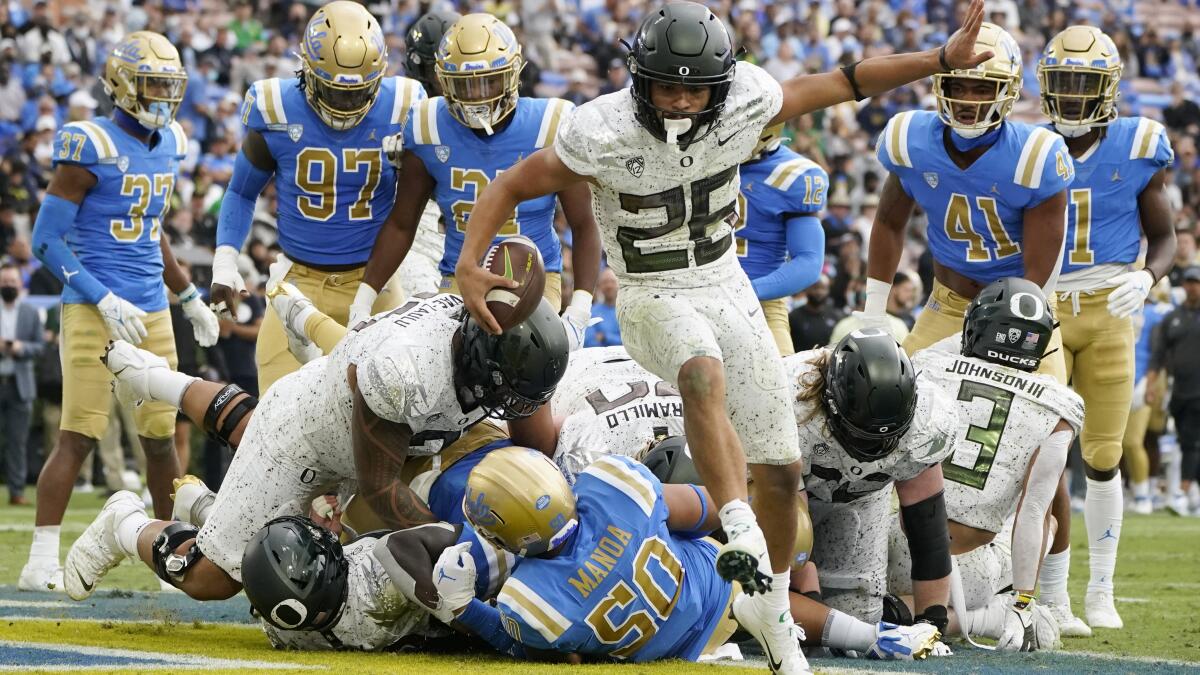 COLLEGE FOOTBALL TODAY: Oregon's Dye scores four straight - The San Diego  Union-Tribune