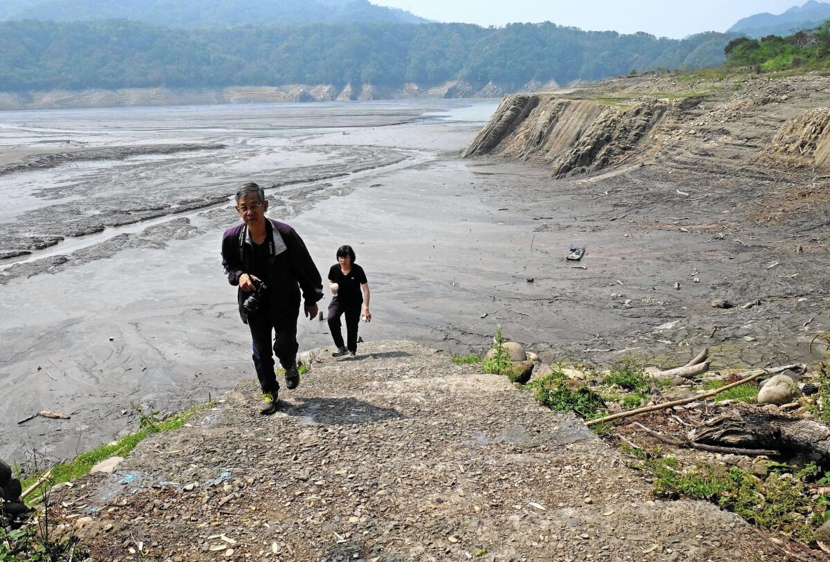 The water level has dropped sharply at the Shihmen Dam in the municipality of Taoyuan.