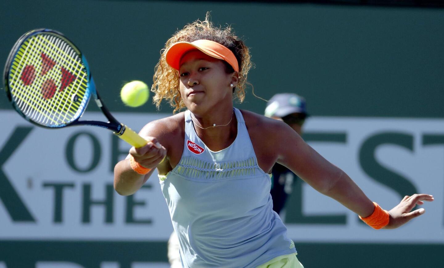 MAN05. Indian Wells (United States), 18/03/2018.- Naomi Osaka from Japan in action against Daria Kasatkina from Russia in their finals match of the BNP Paribas Open at the Indian Wells Tennis Garden in Indian Wells, California, USA, 18 March 2018. (Abierto, Tenis, Rusia, Japón, Estados Unidos) EFE/EPA/MIKE NELSON ** Usable by HOY and SD Only **