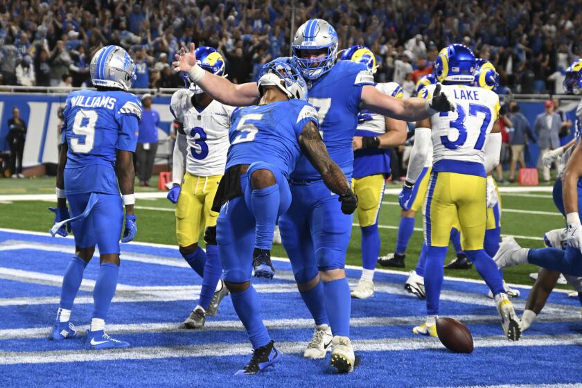 David Montgomery (5), running back de los Lions de Detroit, celebra su touchdown de una yarda en contra de los Rams de Los Ángeles durante el tiempo extra del partido de la NFL, el domingo 8 de septiembre de 2024, en Detroit. (AP Foto/David Dermer)