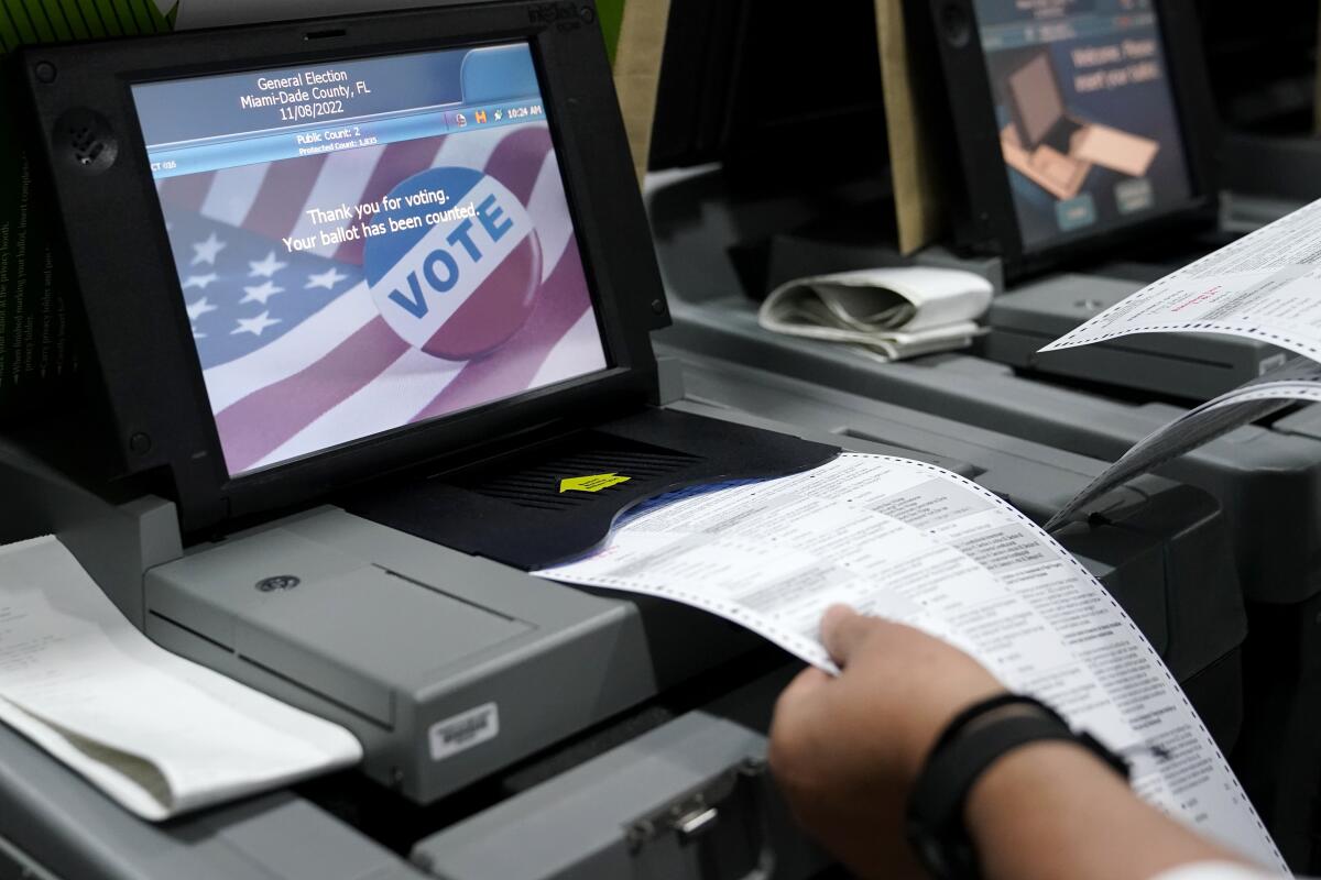 Empleados realizan pruebas en el equipo de votación en el Departamento Electoral 