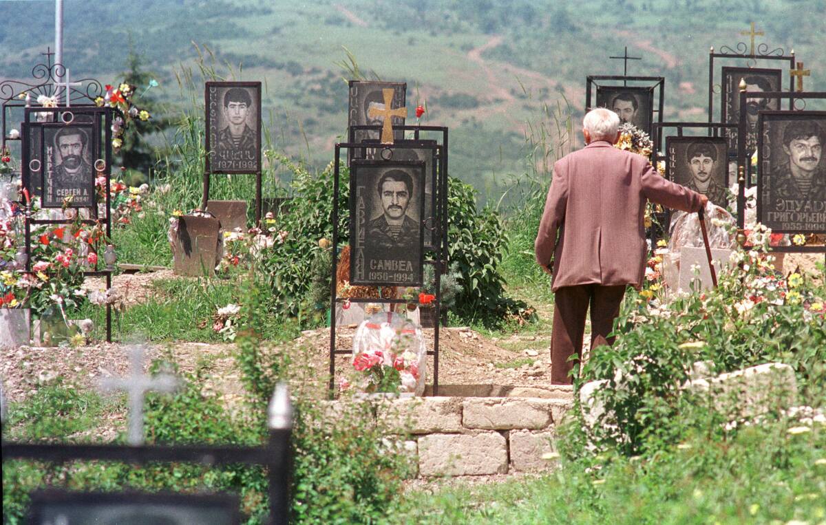 En esta foto tomada en junio de 1994 en Khankandi, capital de Nagorny Karabakh muestra a un hombre visitando la tumba de su hijo. Armenia tiene bajo su control Karabakh y siete regiones circundantes que constituyen más del 14 por ciento del territorio de Azerbaiyán.