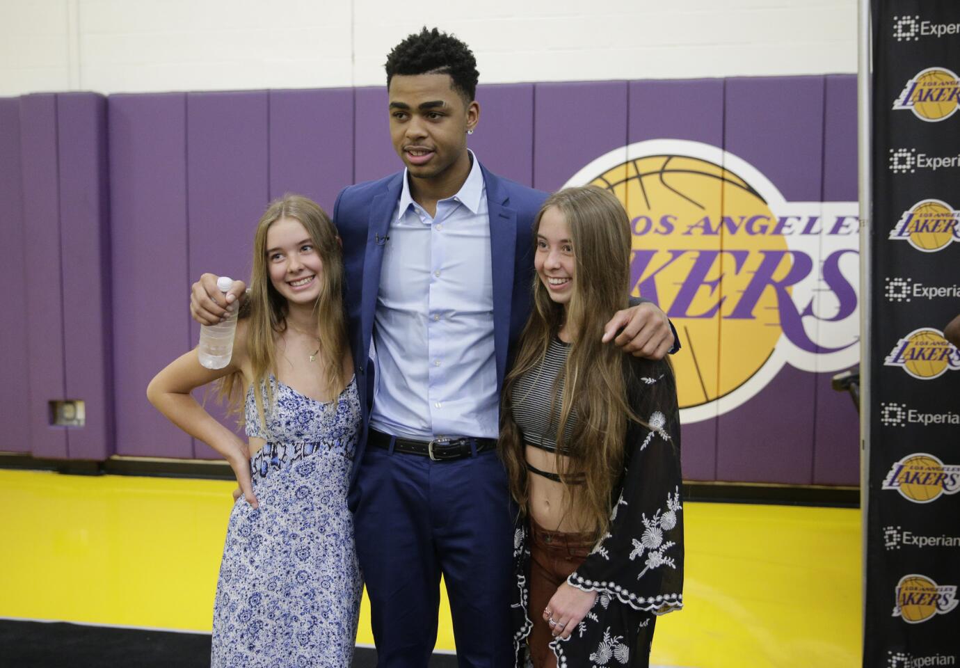 D'Angelo Russell posa con las hijas de Jim Buss, copropietario de los Lakers.