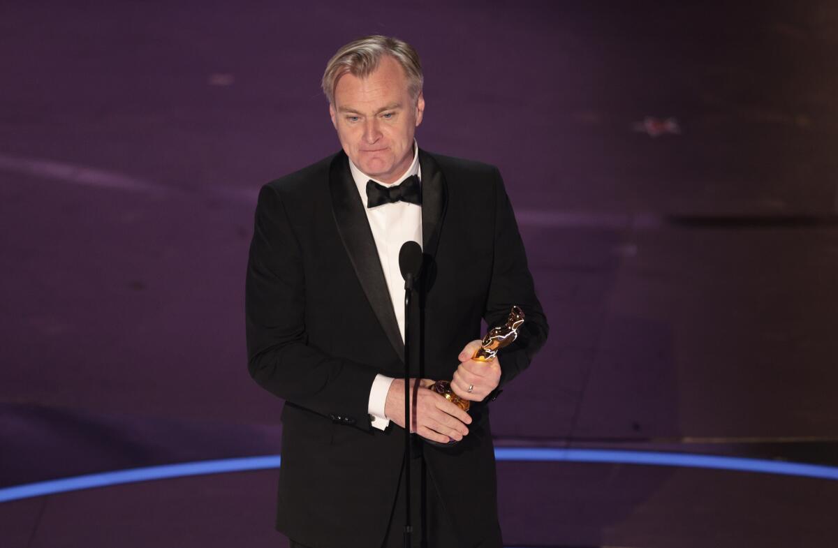Chirstopher Nolan acepta el Oscar de la Academia al mejor director.