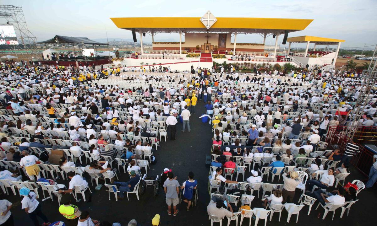 Fieles aguardan la llegada del papa Francisco en el parque Samanes de Guayaquil, Ecuador, para una misa campal, el lunes 6 de julio de 2015.
