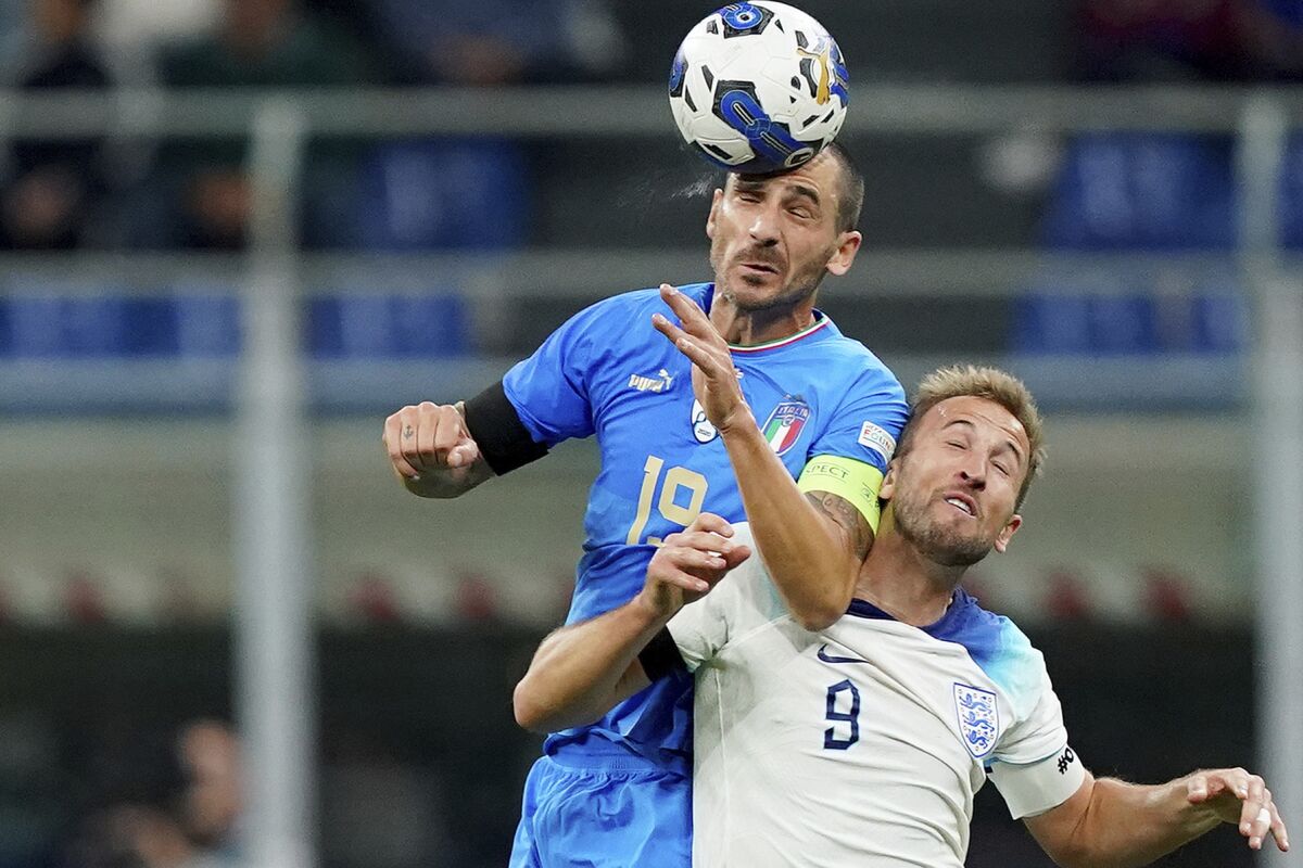 Leonardo Bonucci, pelea un balón elevado con el inglés Harry Kane, durante partido de fútbol de la UEFA Nations League entre las selecciones de Italia e Inglaterra, en el estadio San Siro, en Milán, Italia, el viernes 23 de septiembre de 2022. (Spada/LaPresse vía AP)