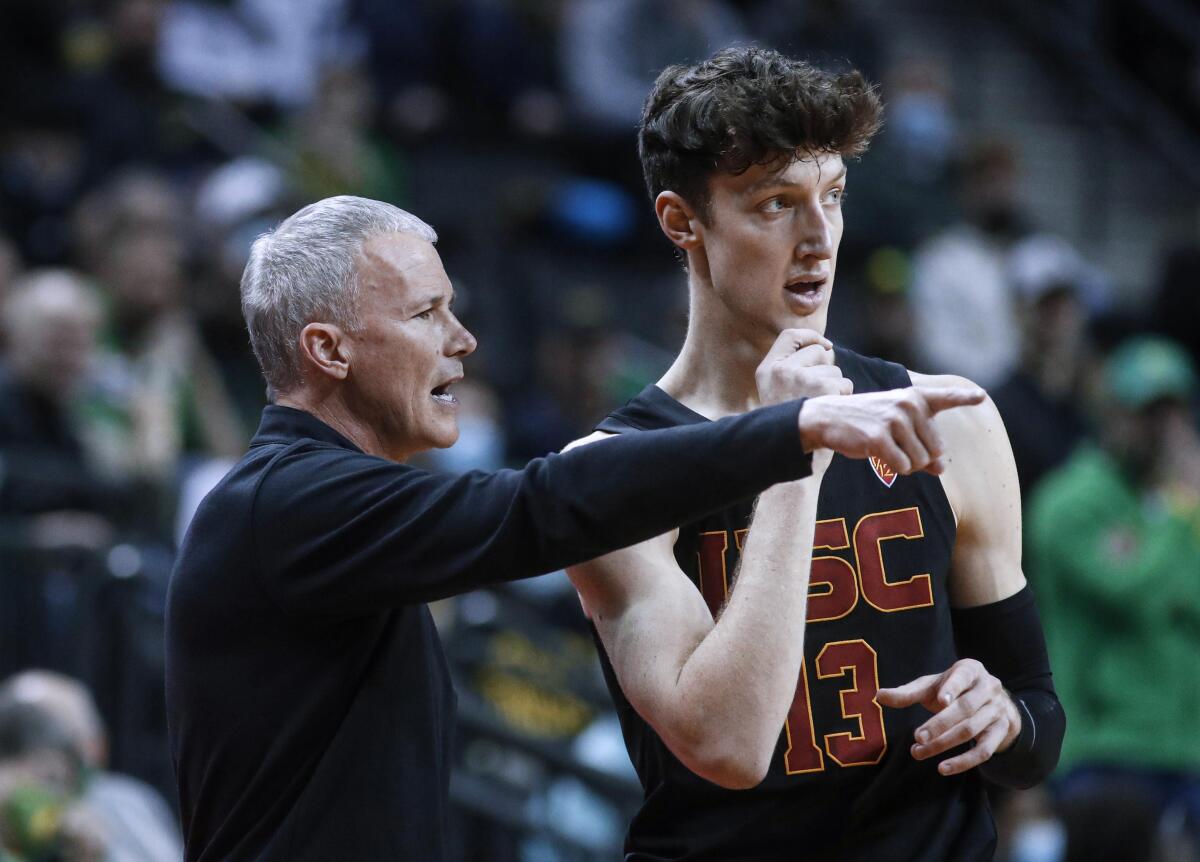 USC coach Andy Enfield instructs Drew Peterson against Oregon on Feb. 26, 2022.