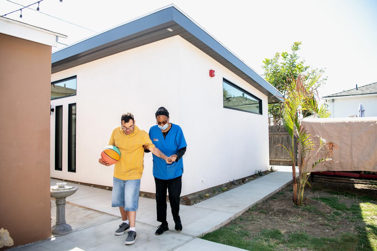 ADU turns a Santa Monica backyard in a WFH retreat - Los Angeles Times