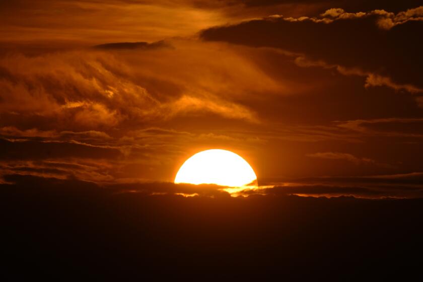 El sol del atardecer ilumina las nubes sobre las Montañas Rocosas tras el tercer día consecutivo de récord de temperaturas, el 14 de julio de 2024, en Denver. (AP Foto/David Zalubowski)